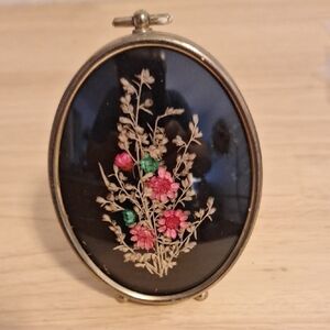Vintage Floral Oval Frame Decor